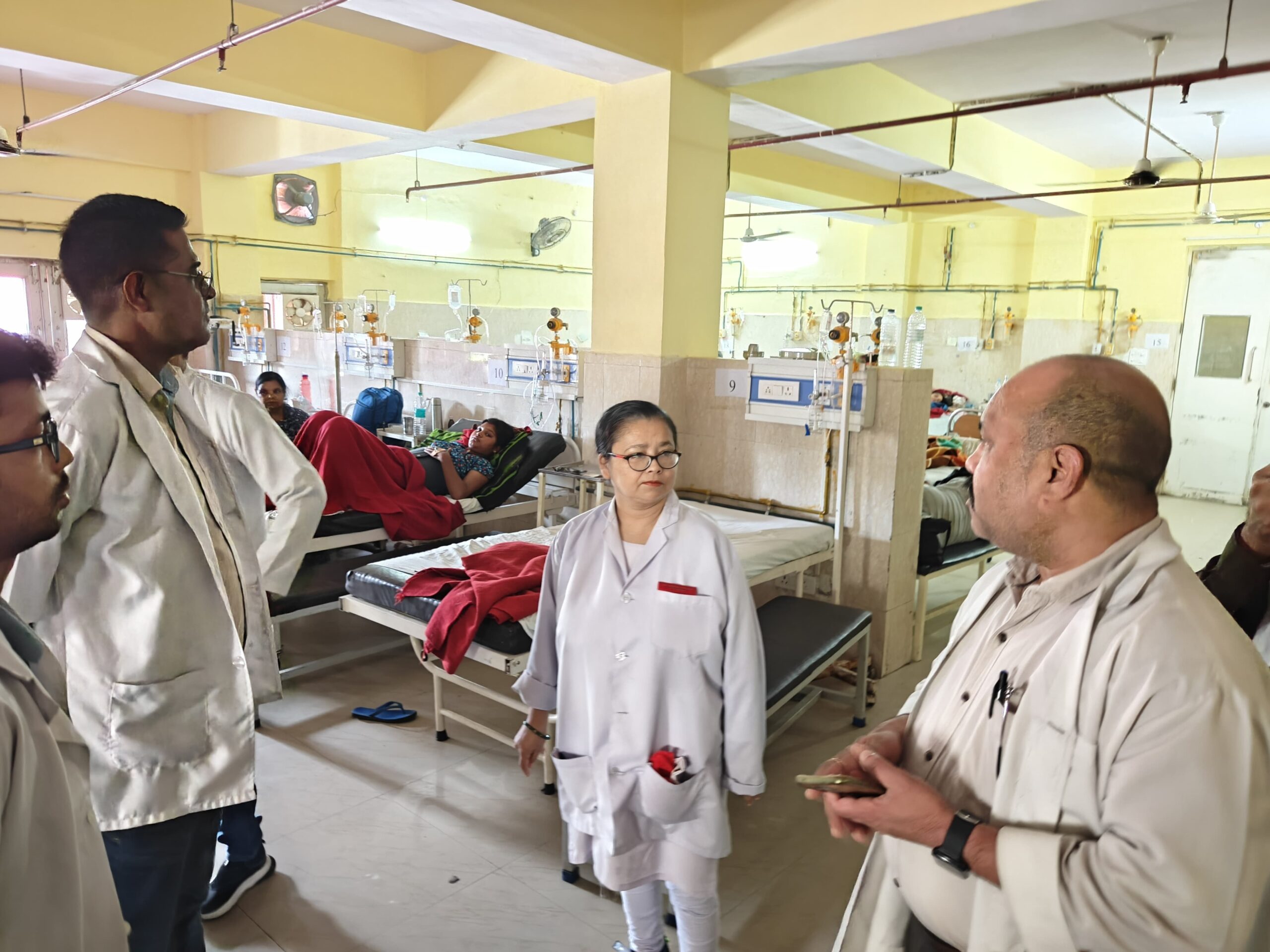 साफ-सफाई रखने, मरीजों की चिकित्सा सेवा पर विशेष ध्यान देने के निर्देश