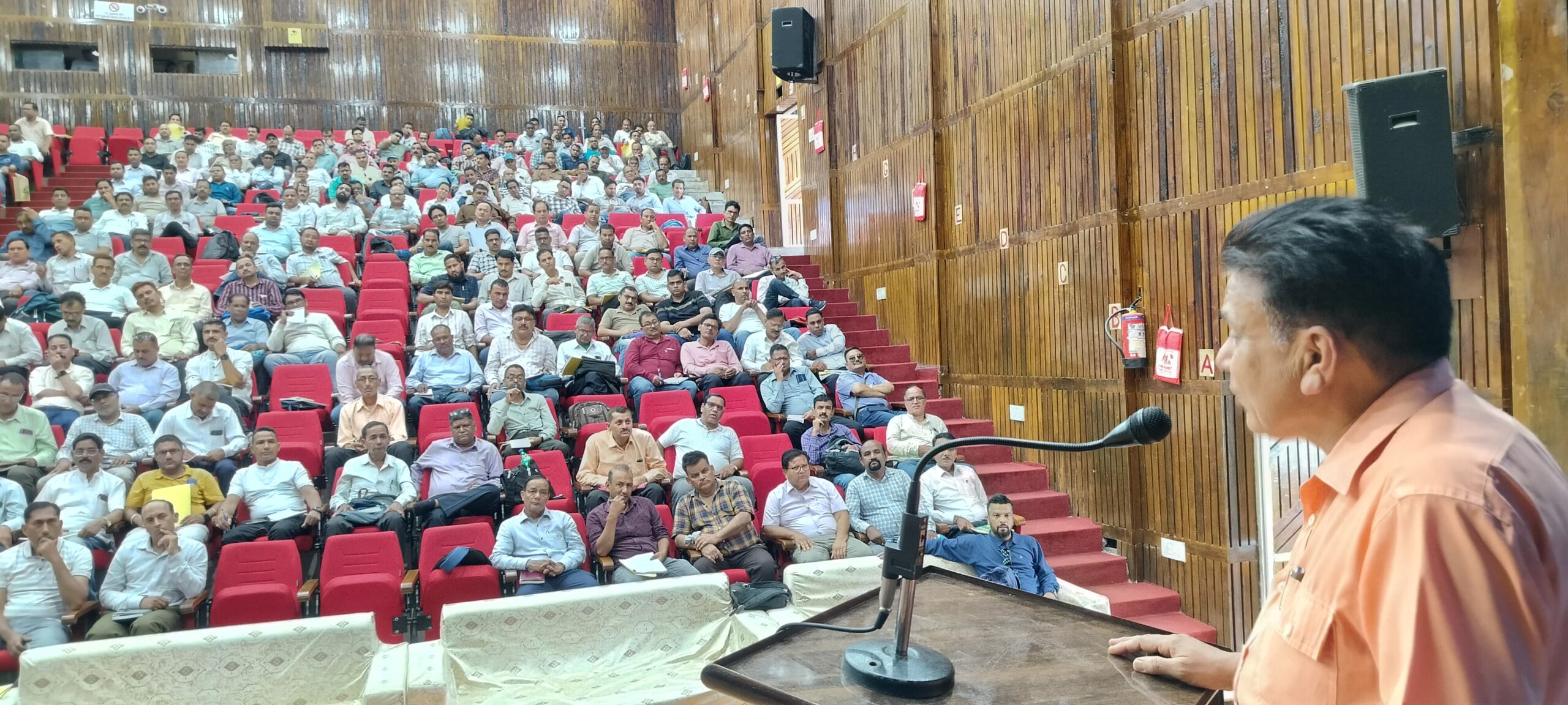 सभी कार्मिक संयम, अनुशासन और सजगता के साथ संपन्न कराएं पंचायत चुनाव: जिला निर्वाचन अधिकारी