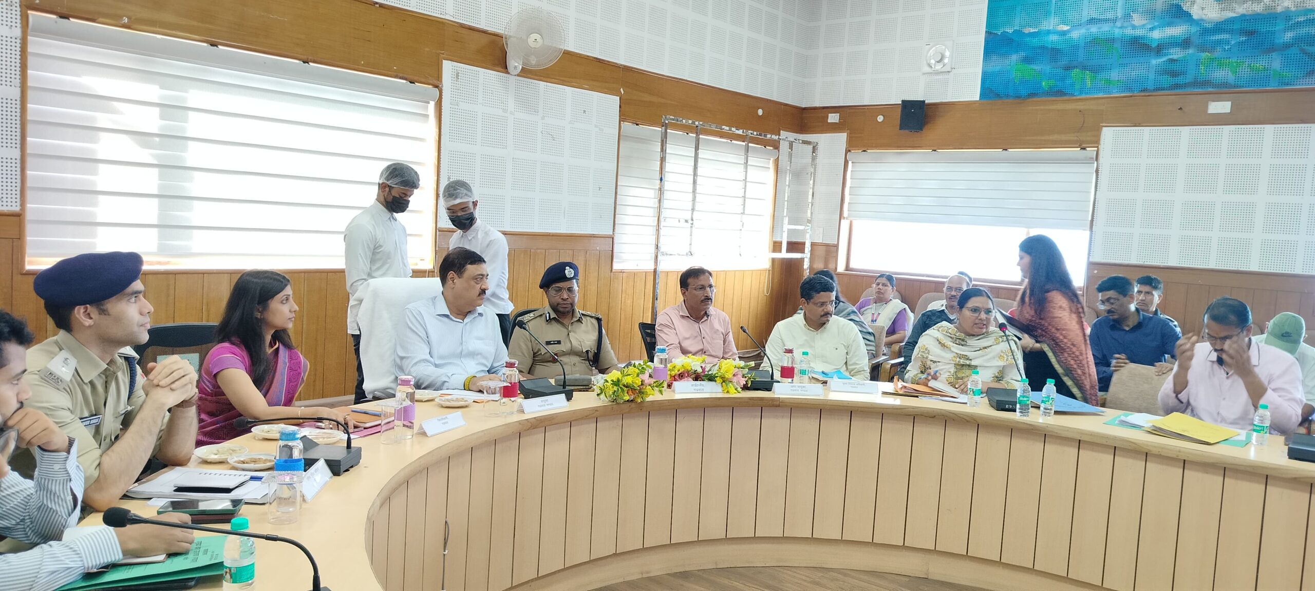 अनुपस्थित अधिकारियों का वेतन रोका