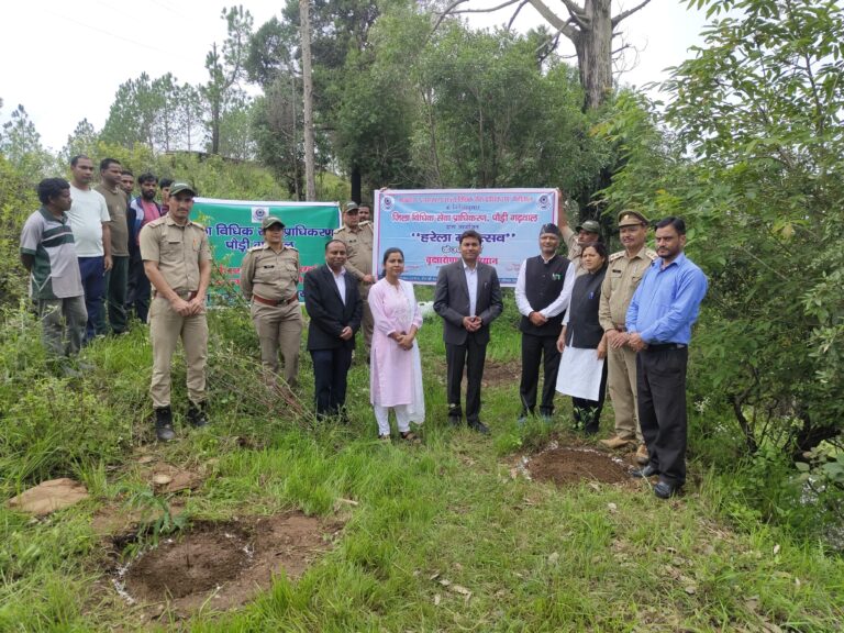 हरेला महोत्सव–2025 के तहत मंगलवार को जिला विधिक सेवा प्राधिकरण के तत्वावधान में टेका क्षेत्र में वृक्षारोपण कार्यक्रम का आयोजन किया गया।