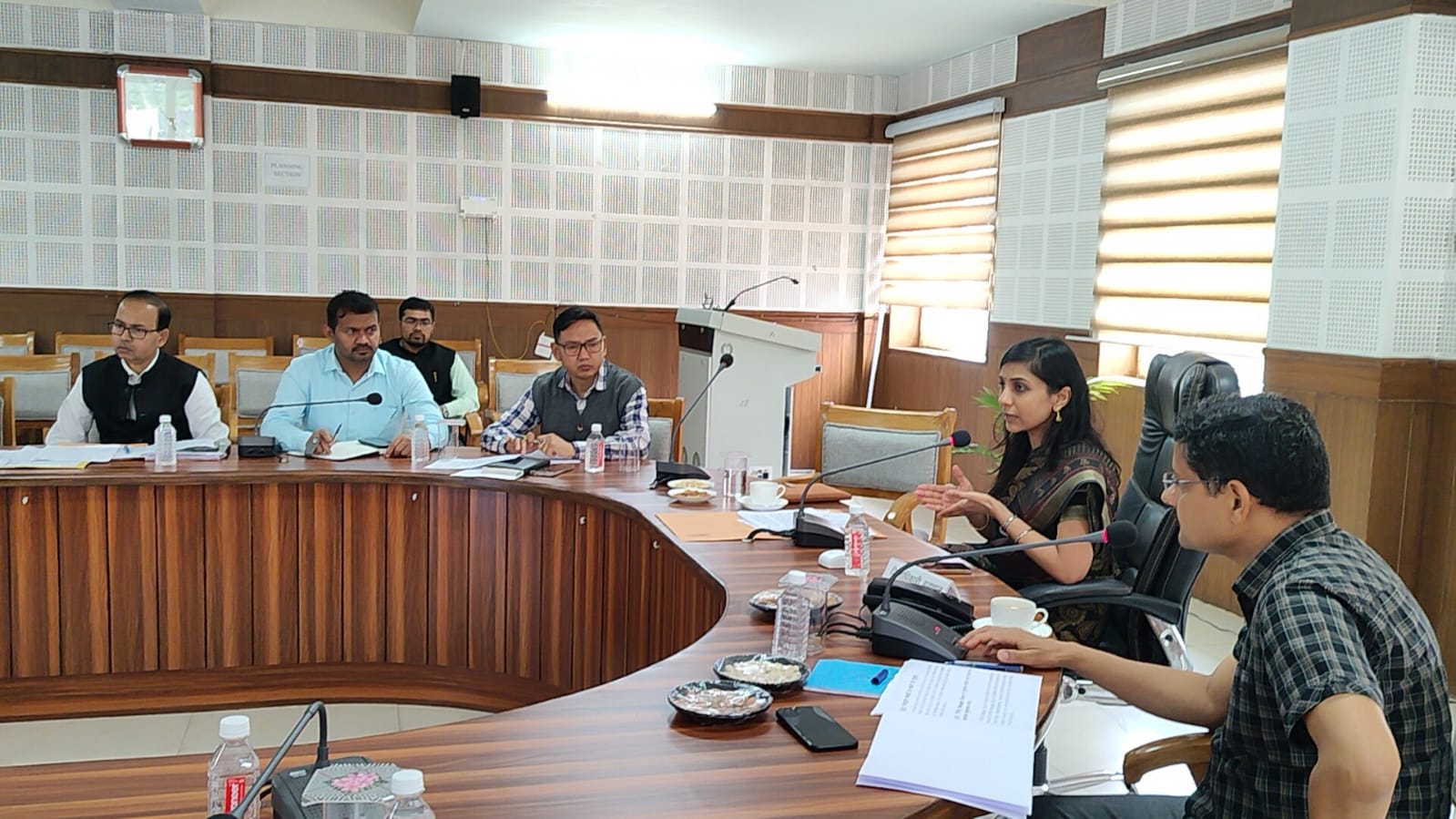 त्रिस्तरीय पंचायत चुनाव की तैयारियों को लेकर जिलाधिकारी ने ली बैठक, दिये सख़्त निर्देश