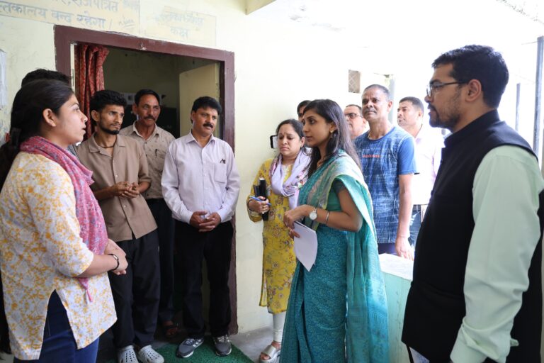 जिलाधिकारी ने किया जिला पुस्तकालय का निरीक्षण, दिये आधुनिक सुविधाएं उपलब्ध कराने के निर्देश