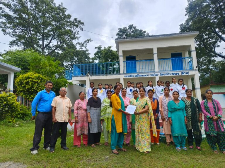 विद्यालय को क्लस्टर विद्यालय समायोजित करने पर कड़ा विरोध जताया