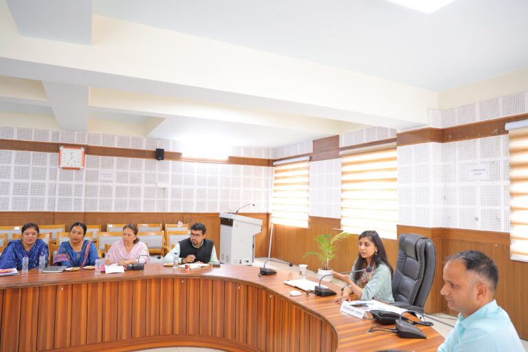 जिलाधिकारी ने ली बाल विकास विभाग द्वारा संचालित योजनाओं की बैठक