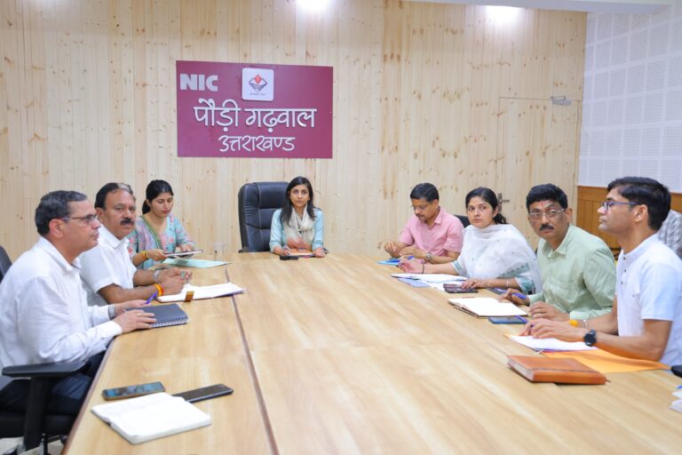 आगामी हरेला पर्व के अवसर पर जनपद पौड़ी गढ़वाल में बड़े स्तर पर वृक्षारोपण की तैयारियों को लेकर एक महत्वपूर्ण बैठक जिलाधिकारी स्वाति एस भदौरिया की अध्यक्षता में एनआईसी कक्ष, कलेक्ट्रेट पौड़ी में आयोजित हुई।