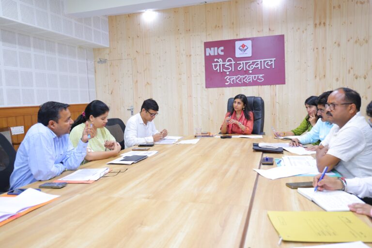 स्प्रिंग एंड रिजुवनेशन अथॉरिटी (सारा) व कैच द रेन की बैठक में डीएम ने अधिकारियों को दिये आवश्यक निर्देश