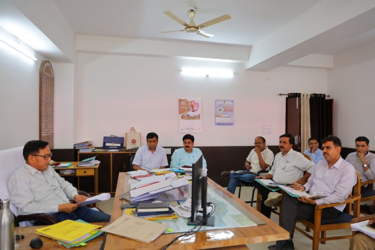 अपर जिलाधिकारी ने संबंधित विभागों के अधिकारियों को निर्देशित किया कि आपदा के अंतर्गत तात्कालिक कार्यों के लिये शासन द्वारा निर्धारित मानकों के अनुरूप ही क्षति का मूल्यांकन तैयार किया जाय।