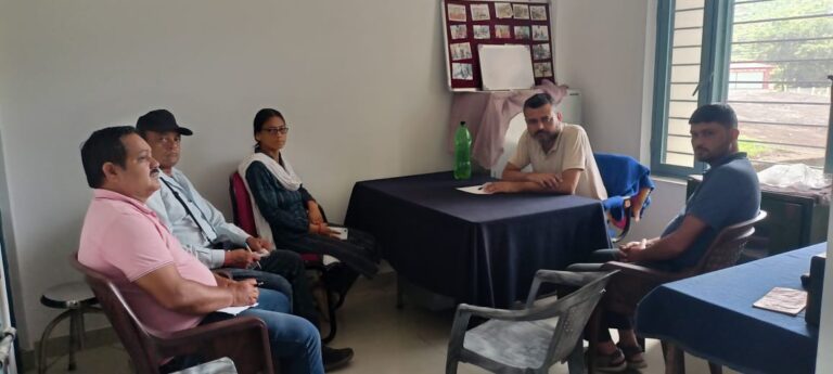 ख्य पशु चिकित्साधिकारी के निर्देशानुसार राजकीय पशु चिकित्सालय, कोट में निराश्रित गौवंश पशुओं की समस्या पर एक बैठक आयोजित की गयी,