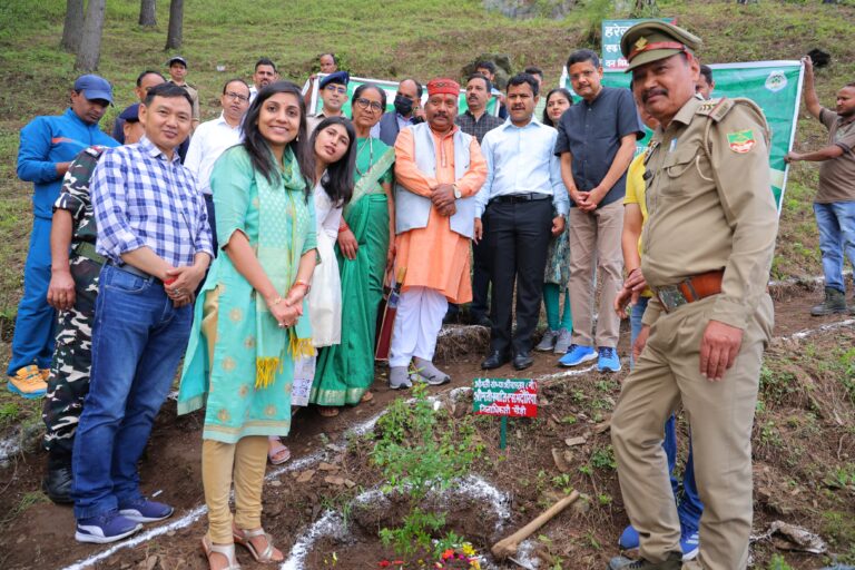 जिला मुख्यालय सहित जनपद के सभी विकासखण्डों में एक साथ वृक्षारोपण अभियान चलाया गया।