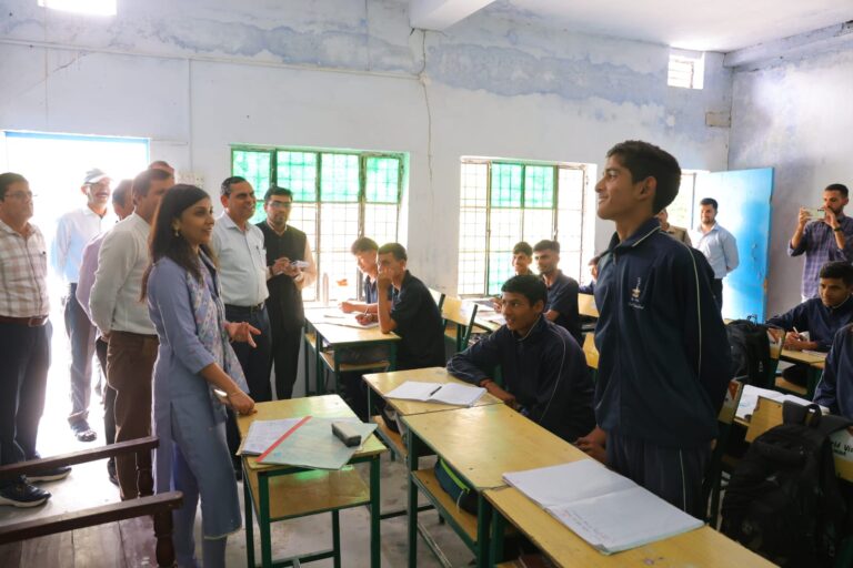 जिलाधिकारी ने किया राजकीय इंटरमीडिएट कॉलेज क्यार्क का भ्रमण, बच्चों से किया संवाद
