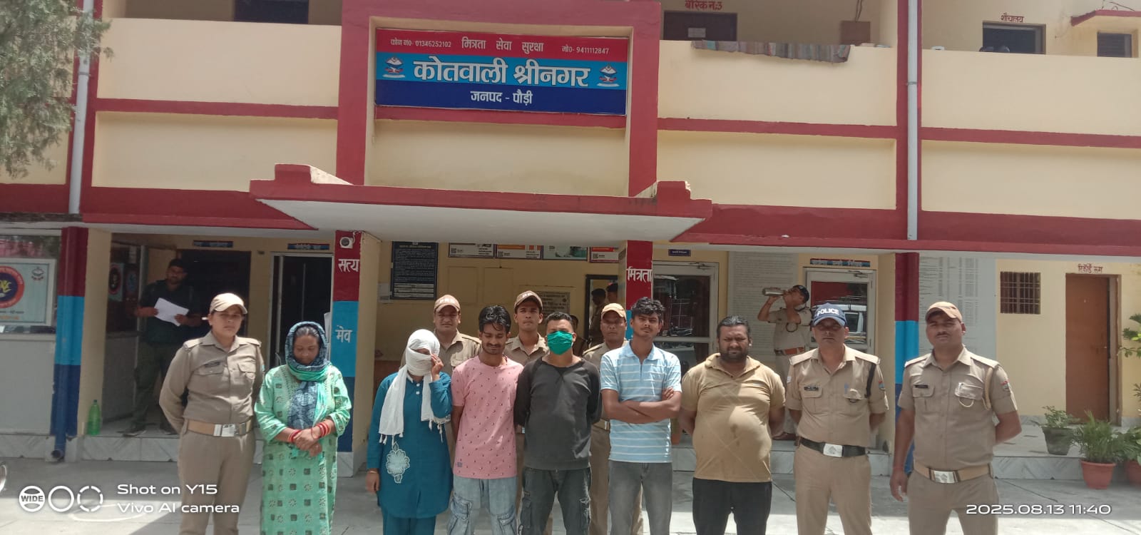 श्रीनगर क्षेत्र का एक वीडियो सोशल मीडिया पर तेजी से वायरल हो रहा था, जिसमें कुछ लोग लाठी-डंडों से एक-दूसरे पर हमला करते हुए गाली-गलौज कर रहे थे।