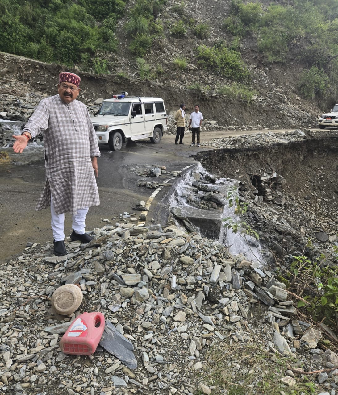 देश के लोक निर्माण मंत्री एवं चौबट्टाखाल विधायक सतपाल महाराज ने भारी बारिश एवं अतिवृष्टि से प्रभावित क्षेत्रों का स्थलीय निरीक्षण कर अधिकारियों को सड़कों को तत्काल ठीक करने के साथ-साथ प्रभावित क्षेत्रों में बिजली एवं पानी की आपूर्ति सुनिश्चित करने को कहा।