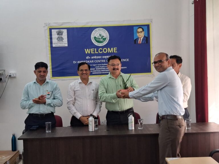 डॉ. अंबेडकर सेंटर ऑफ एक्सीलेंस (DACE) एवं डीन स्टूडेंट वेलफेयर (DSW), हेमवती नंदन बहुगुणा गढ़वाल विश्वविद्यालय, चौरास कैंपस के संयुक्त तत्वावधान में “हमारा संविधान, हमारा स्वाभिमान” विषय पर एक विशेष कार्यक्रम का आयोजन किया गया।