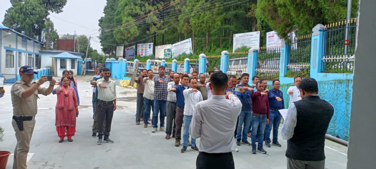 सामाजिक न्याय एवं अधिकारिता मंत्रालय, भारत सरकार, नई दिल्ली द्वारा संचालित नशामुक्त भारत अभियान की 5वीं वर्षगांठ के अवसर पर बुधवार को जनपद के सभी विभागों एवं कार्यालयों में नशामुक्ति की शपथ दिलायी गयी।