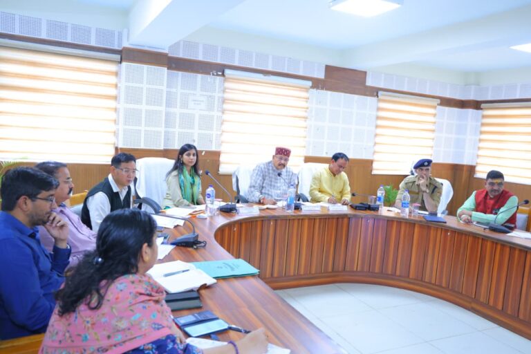 हाल ही में हुई अतिवृष्टि से प्रभावित क्षेत्रों के त्वरित राहत एवं पुनर्वास हेतु बुधवार को कलेक्ट्रेट सभागार में कैबिनेट मंत्री सतपाल महाराज एवं डॉ. धन सिंह रावत ने समीक्षा बैठक की।