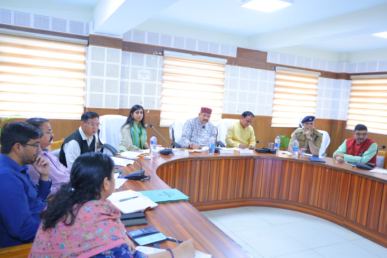 हाल ही में हुई अतिवृष्टि से प्रभावित क्षेत्रों के त्वरित राहत एवं पुनर्वास हेतु बुधवार को कलेक्ट्रेट सभागार में कैबिनेट मंत्री सतपाल महाराज एवं डॉ. धन सिंह रावत ने समीक्षा बैठक की।
