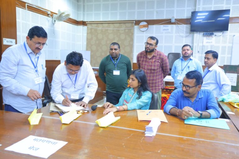 जनपद गढ़वाल में जिला पंचायत चुनाव की मतगणना पूर्ण होने के उपरांत परिणाम घोषित कर दिए गए हैं। जिला निर्वाचन अधिकारी स्वाति एस भदौरिया ने बताया कि जिला पंचायत अध्यक्ष पद पर रचना बुटोला ने जीत हासिल की है, जबकि उपाध्यक्ष पद पर आरती नेगी विजयी रहीं।