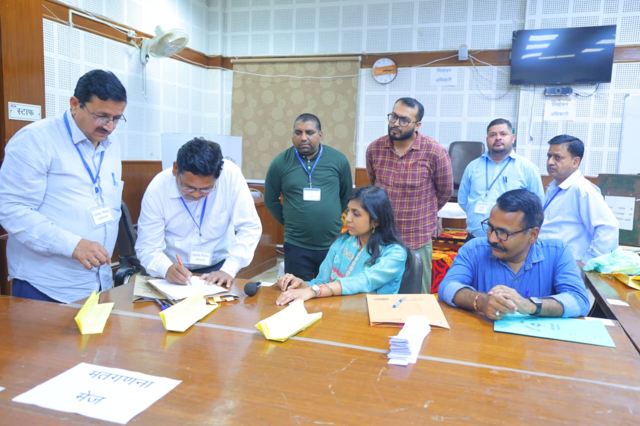 जनपद गढ़वाल में जिला पंचायत चुनाव की मतगणना पूर्ण होने के उपरांत परिणाम घोषित कर दिए गए हैं। जिला निर्वाचन अधिकारी स्वाति एस भदौरिया ने बताया कि जिला पंचायत अध्यक्ष पद पर रचना बुटोला ने जीत हासिल की है, जबकि उपाध्यक्ष पद पर आरती नेगी विजयी रहीं।