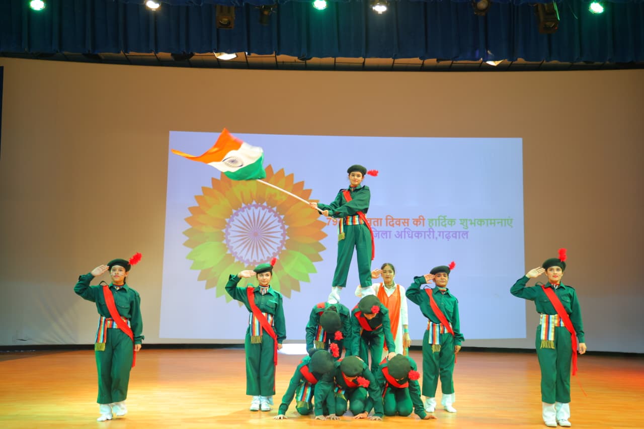 जनपद में 79वां स्वतंत्रता दिवस बड़े हर्षोल्लास और देशभक्ति के माहौल में मनाया गया। सभी सरकारी और गैर-सरकारी कार्यालयों में ध्वजारोहण के उपरांत मुख्य व सार्वजनिक कार्यक्रम का शुभारंभ संस्कृति विभाग के प्रेक्षागृह में किया गया,