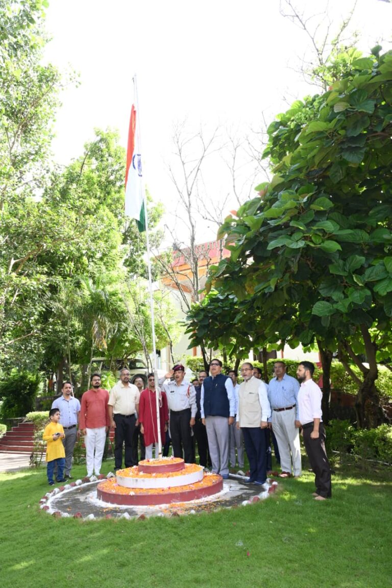 स्वतंत्रता दिवस के अवसर पर श्रीनगर स्थित वीर चंद्र सिंह गढ़वाली राजकीय आयुर्विज्ञान एवं शोध संस्थान (मेडिकल कॉलेज) में राष्ट्रप्रेम और उत्साह का अद्भुत संगम देखने को मिला। कार्यक्रम की शुरुआत प्रातः ध्वजारोहण समारोह से हुई, जिसमें मेडिकल कॉलेज के प्राचार्य डॉ. आशुतोष सयाना ने कॉलेज परिसर में राष्ट्रीय ध्वज फहराया।