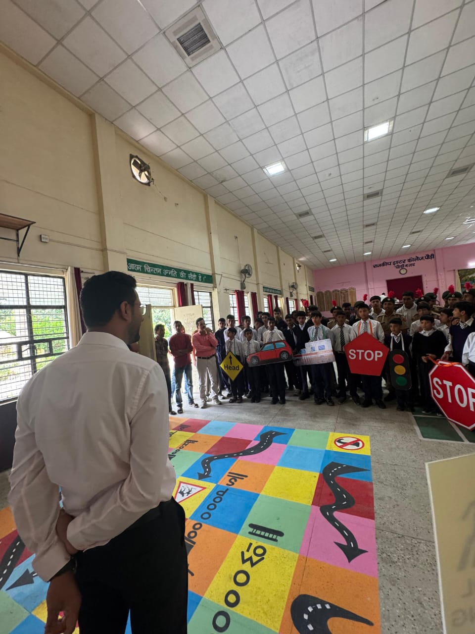 राजकीय आदर्श इंटर कॉलेज पौड़ी में आज सहायक संभागीय परिवहन अधिकारी मंगल सिंह द्वारा "रोड़ सेफ्टी कार्नर" का शुभारंभ किया गया।