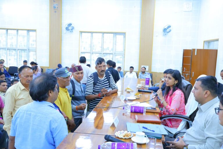 जिलाधिकारी की विशेष पहल पर तहसील दिवस पर लगाए गए विभागीय स्टॉल, 122 लाभान्वित