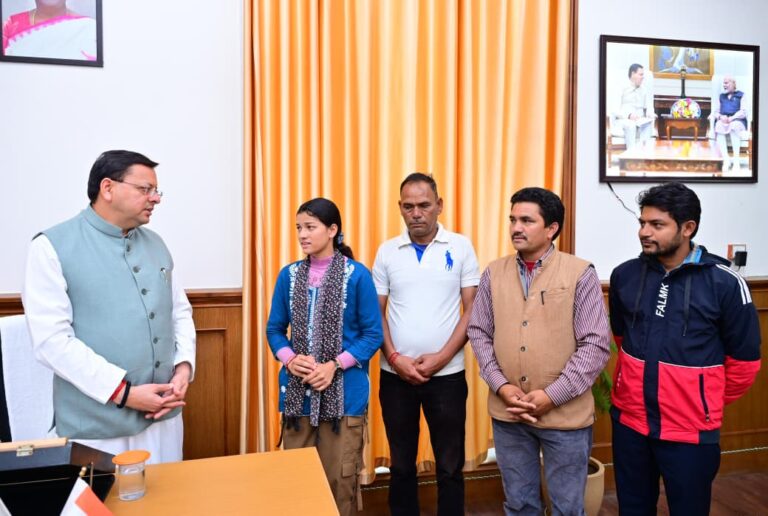 मुख्यमंत्री से बुधवार को गैरसैंण (भराड़ीसैंण) में मुख्यमंत्री आदर्श ग्राम सारकोट की ग्राम प्रधान प्रियंका नेगी ने भेंट की।