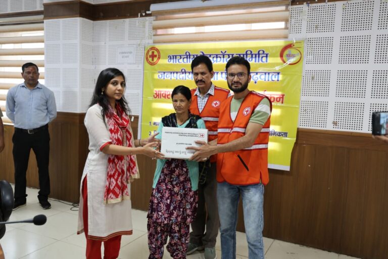 जिलाधिकारी स्वाति एस. भदौरिया की अध्यक्षता में जिला कार्यालय सभागार में आयोजित कार्यक्रम में भारतीय रेडक्रॉस सोसाइटी की ओर से आपदा प्रभावित 20 लाभार्थियों को राहत सामग्री वितरित की गयी तथा तिरपाल, कंबल एवं किचन सेट प्रदान किए गए।