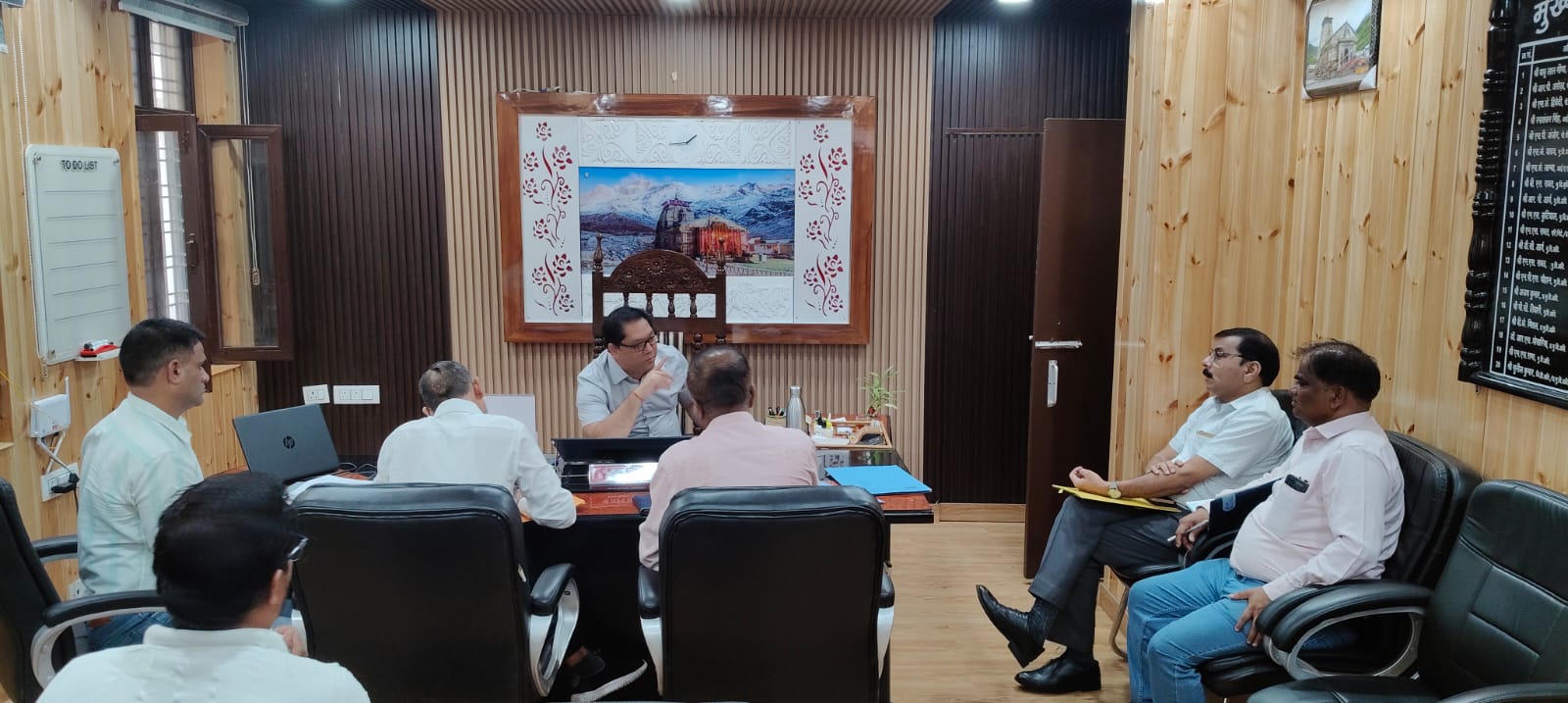 मुख्य विकास अधिकारी राजेंद्र सिंह रावत की अध्यक्षता में शुक्रवार को एक अहम बैठक का आयोजन किया गया, जिसका उद्देश्य पोषण, स्वास्थ्य एवं स्वच्छता (FNHW) कार्यक्रमों के समन्वित एवं प्रभावी क्रियान्वयन को सुनिश्चित करना था।