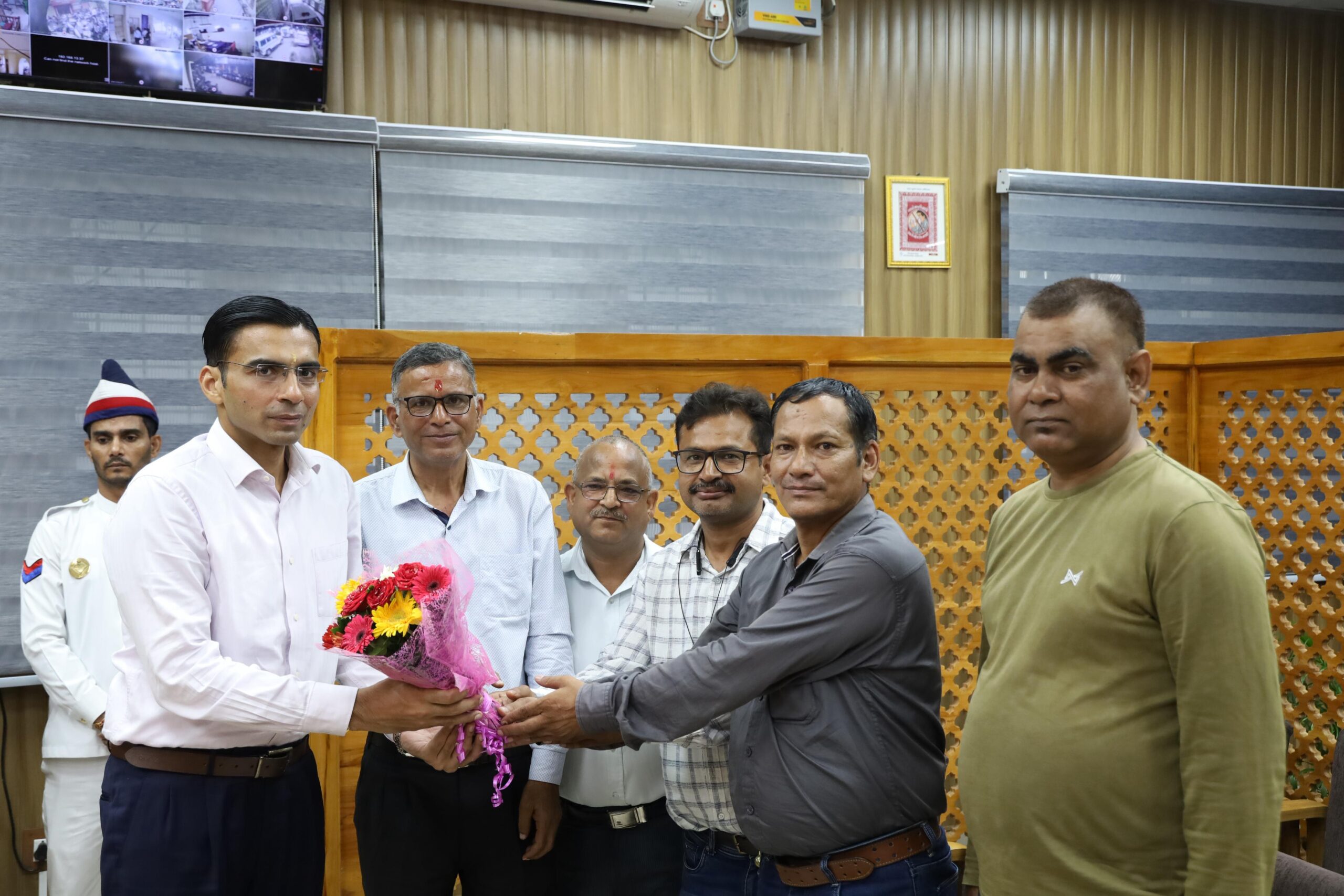 त्तराखंड पत्रकार यूनियन के एक प्रतिनिधिमंडल ने जिलाधिकारी सविन बंसल से भेंट कर पत्रकारों को राजधानी के राजकीय चिकित्सालयों में बेहतर चिकित्सा उपचार दिलाए जाने का अनुरोध किया।