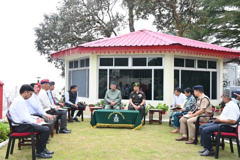 गढ़वाल रेजिमेंटल सेंटर लैंसडाउन में सैन्य अधिकारियों और स्थानीय अधिकारियों के साथ बैठक आयोजित