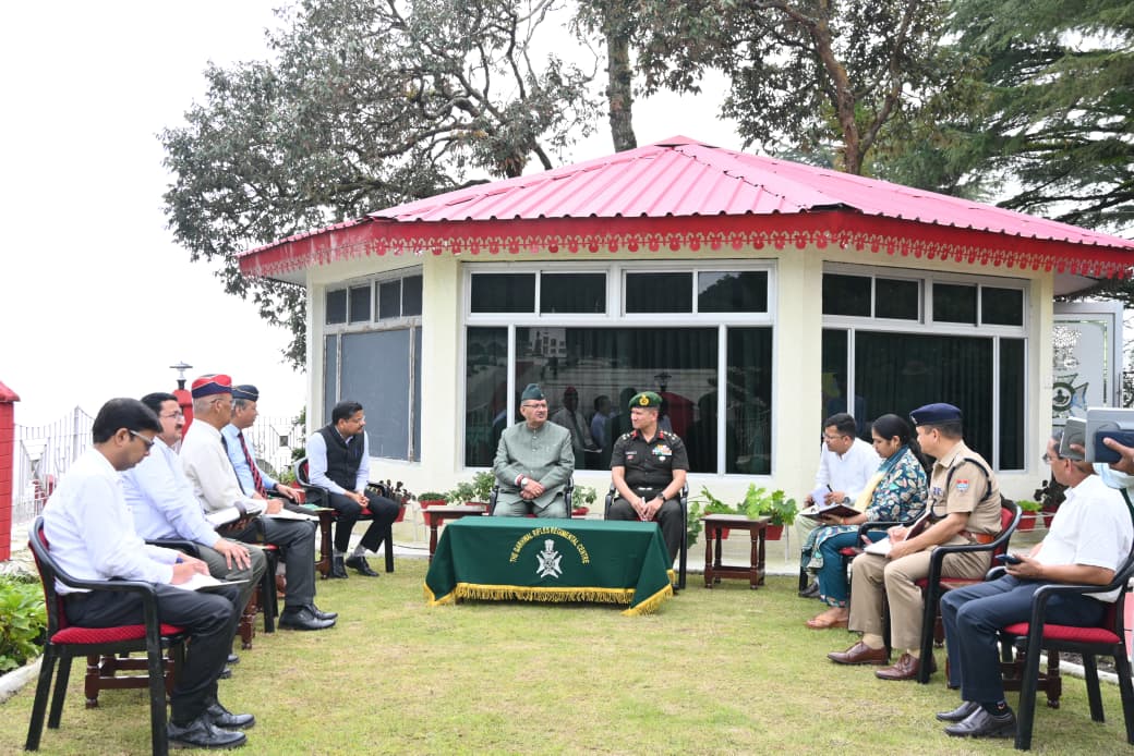 गढ़वाल रेजिमेंटल सेंटर लैंसडाउन में सैन्य अधिकारियों और स्थानीय अधिकारियों के साथ बैठक आयोजित