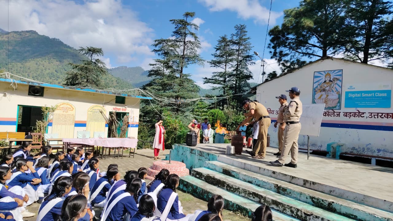 समाज मे अग्नि दुर्घटनाओं के प्रति जागरुकता बढाने के उदेश्य से श्रीमान पुलिस अधीक्षक महोदया उत्तरकाशी के निर्देशन में चलाये जा रहे जनजागरुकता अभियान