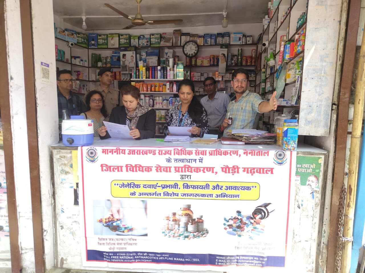सचिव जिला विधिक सेवा प्राधिकरण पौड़ी नाज़िश कलीम के नेतृत्व में मंगलवार को “सुरक्षित दवा सुरक्षित जीवन” एवं “जेनेरिक ड्रग्स–इफेक्टिव, इकोनॉमिकल एंड एसेंशियल” अभियान के अंतर्गत पौड़ी बाजार की औषधि दुकानों का औचक निरीक्षण किया गया।