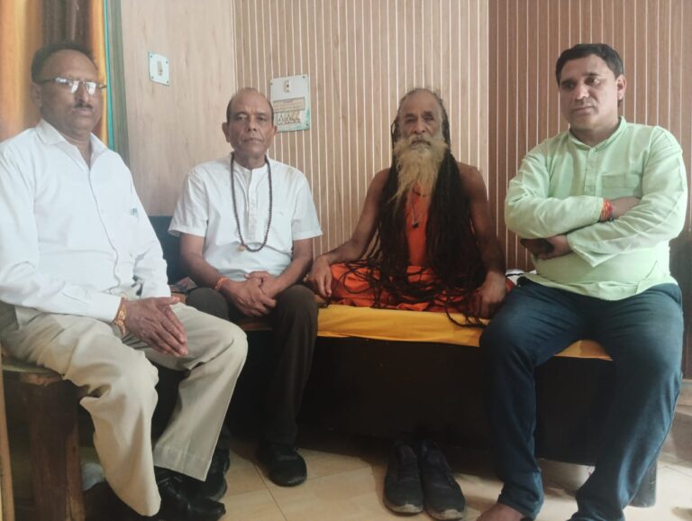 उत्तराखण्ड की महान धरती एक बार फिर पर्यावरण संरक्षण की नई गूंज से भर उठी है। श्री उमेश्वर धाम देवप्रयाग से लेकर श्री बद्रीनाथ धाम तक 12 सितम्बर से 21 सितम्बर 2025 तक निकाली जा रही चीड़ हटाओ,बांज लगाओ पदयात्रा ने न केवल पर्यावरण प्रेमियों को,बल्कि आम ग्रामीणों,युवाओं और महिलाओं को भी गहरी प्रेरणा दी है।