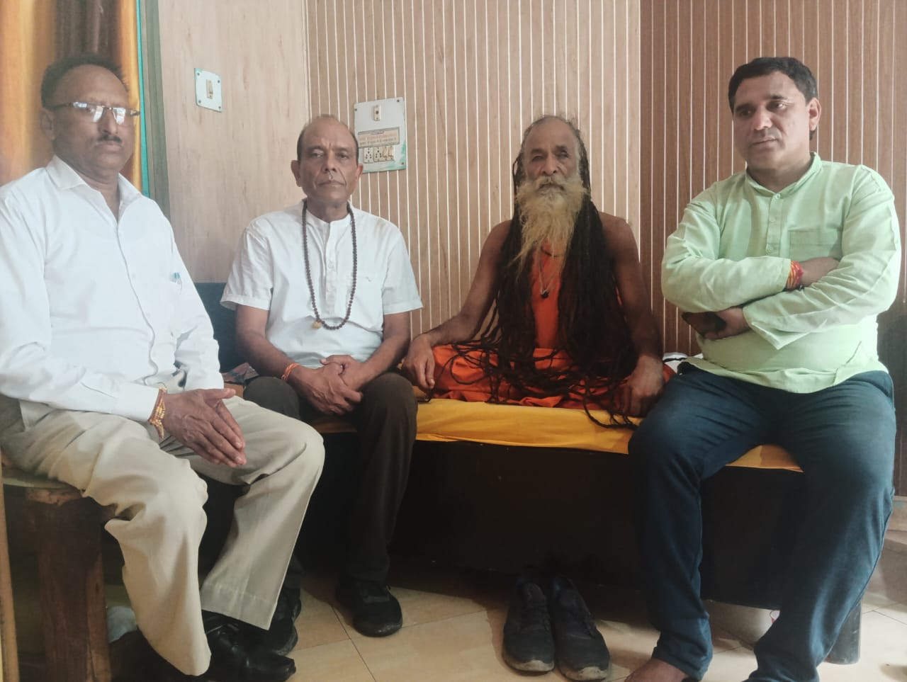 उत्तराखण्ड की महान धरती एक बार फिर पर्यावरण संरक्षण की नई गूंज से भर उठी है। श्री उमेश्वर धाम देवप्रयाग से लेकर श्री बद्रीनाथ धाम तक 12 सितम्बर से 21 सितम्बर 2025 तक निकाली जा रही चीड़ हटाओ,बांज लगाओ पदयात्रा ने न केवल पर्यावरण प्रेमियों को,बल्कि आम ग्रामीणों,युवाओं और महिलाओं को भी गहरी प्रेरणा दी है।