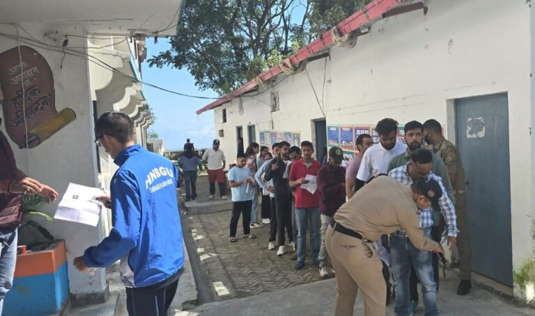 उत्तराखंड अधीनस्थ सेवा चयन आयोग द्वारा आज 21 सितंबर (रविवार) को जनपद पौड़ी गढ़वाल के 17 परीक्षा केंद्रों पर स्नातक स्तरीय परीक्षा आयोजित की गई। कुल 5430 अभ्यर्थियों को सम्मिलित होना था