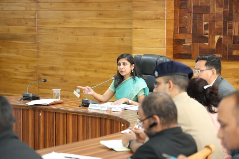 राजस्व प्रशासन में पारदर्शिता और समयबद्ध निस्तारण पर जिलाधिकारी ने दिए सख़्त निर्देश