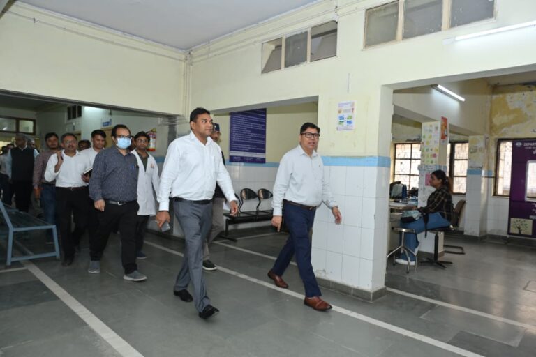 प्रदेश के चिकित्सा, स्वास्थ्य, परिवार कल्याण एवं चिकित्सा शिक्षा सचिव डॉ. आर. राजेश कुमार ने शुक्रवार को बेस चिकित्सालय श्रीनगर का औचक निरीक्षण किया।