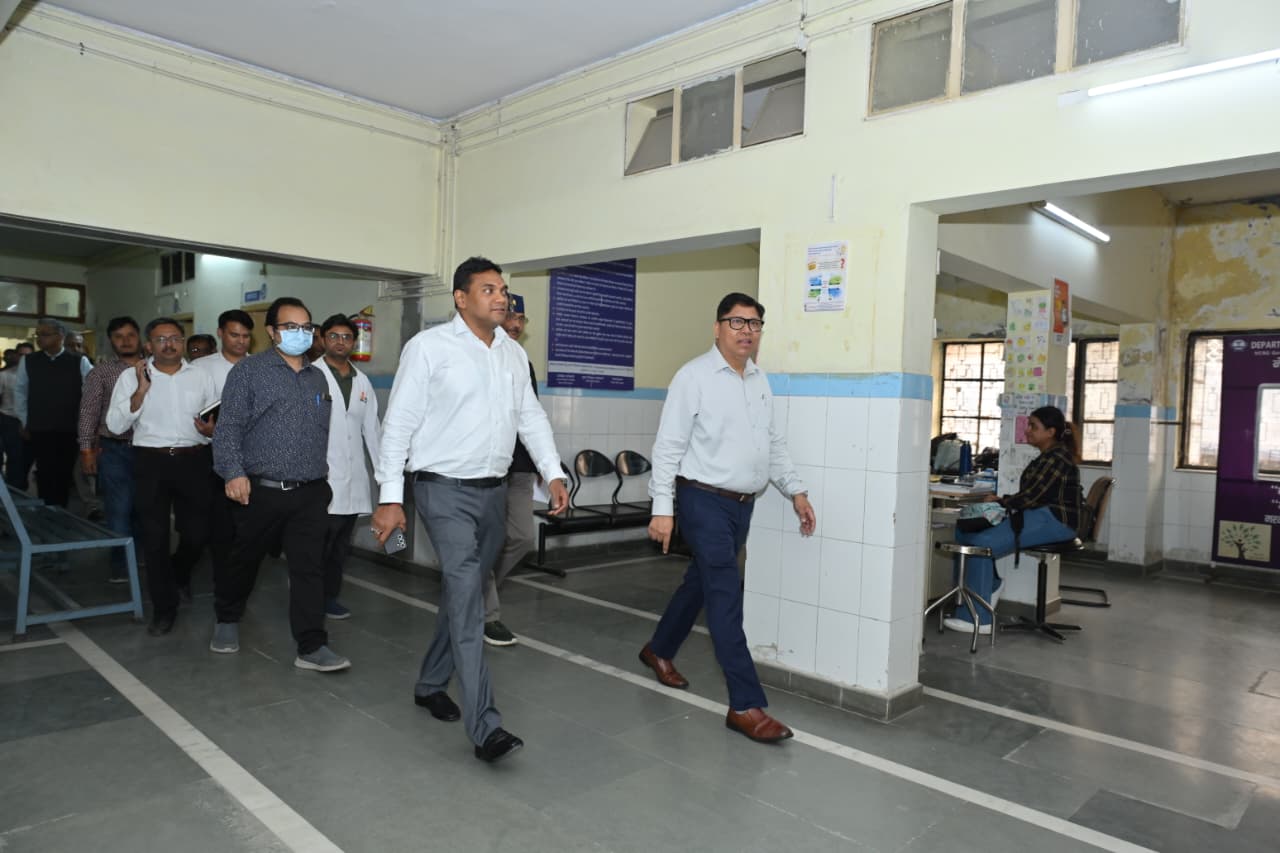 प्रदेश के चिकित्सा, स्वास्थ्य, परिवार कल्याण एवं चिकित्सा शिक्षा सचिव डॉ. आर. राजेश कुमार ने शुक्रवार को बेस चिकित्सालय श्रीनगर का औचक निरीक्षण किया।