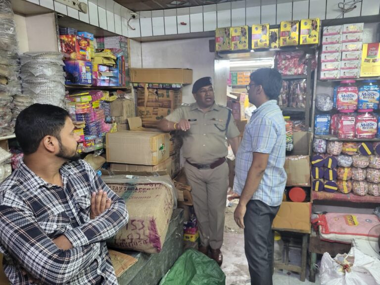 दीपावली पर्व से पूर्व आतिशबाजी विक्रेताओं के प्रतिष्ठानों का किया गया निरीक्षण