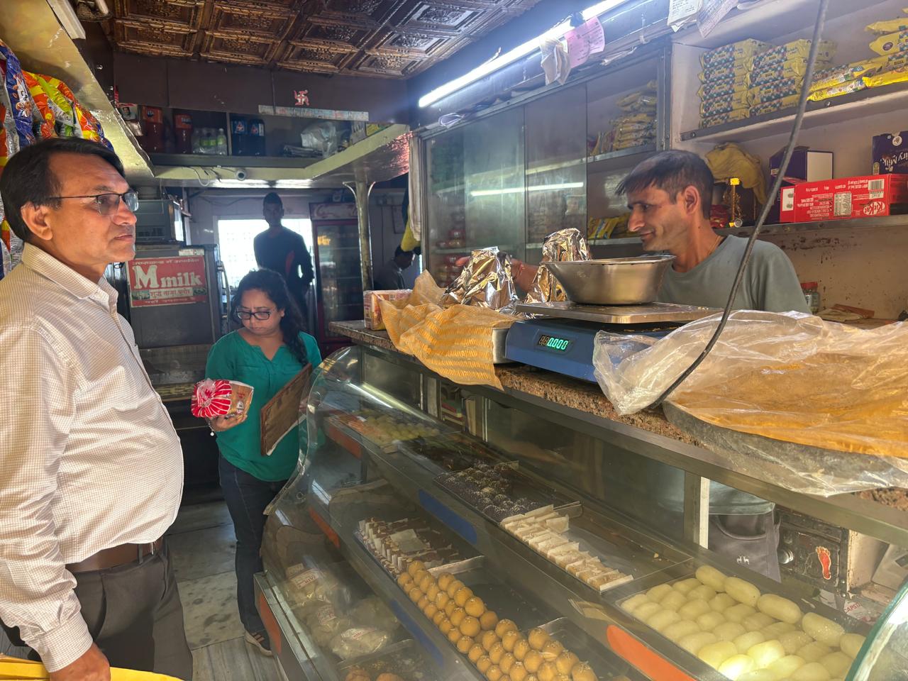 आयुक्त, खाद्य सुरक्षा एवं औषधि प्रशासन उत्तराखंड तथा जिलाधिकारी स्वाति एस भदौरिया के निर्देशों के अनुपालन में दीपावली एवं अन्य आगामी त्योहारों के दृष्टिगत जनपद में खाद्य पदार्थों की गुणवत्ता सुनिश्चित करने हेतु सघन निरीक्षण एवं नमूना संग्रहण अभियान चलाया गया।