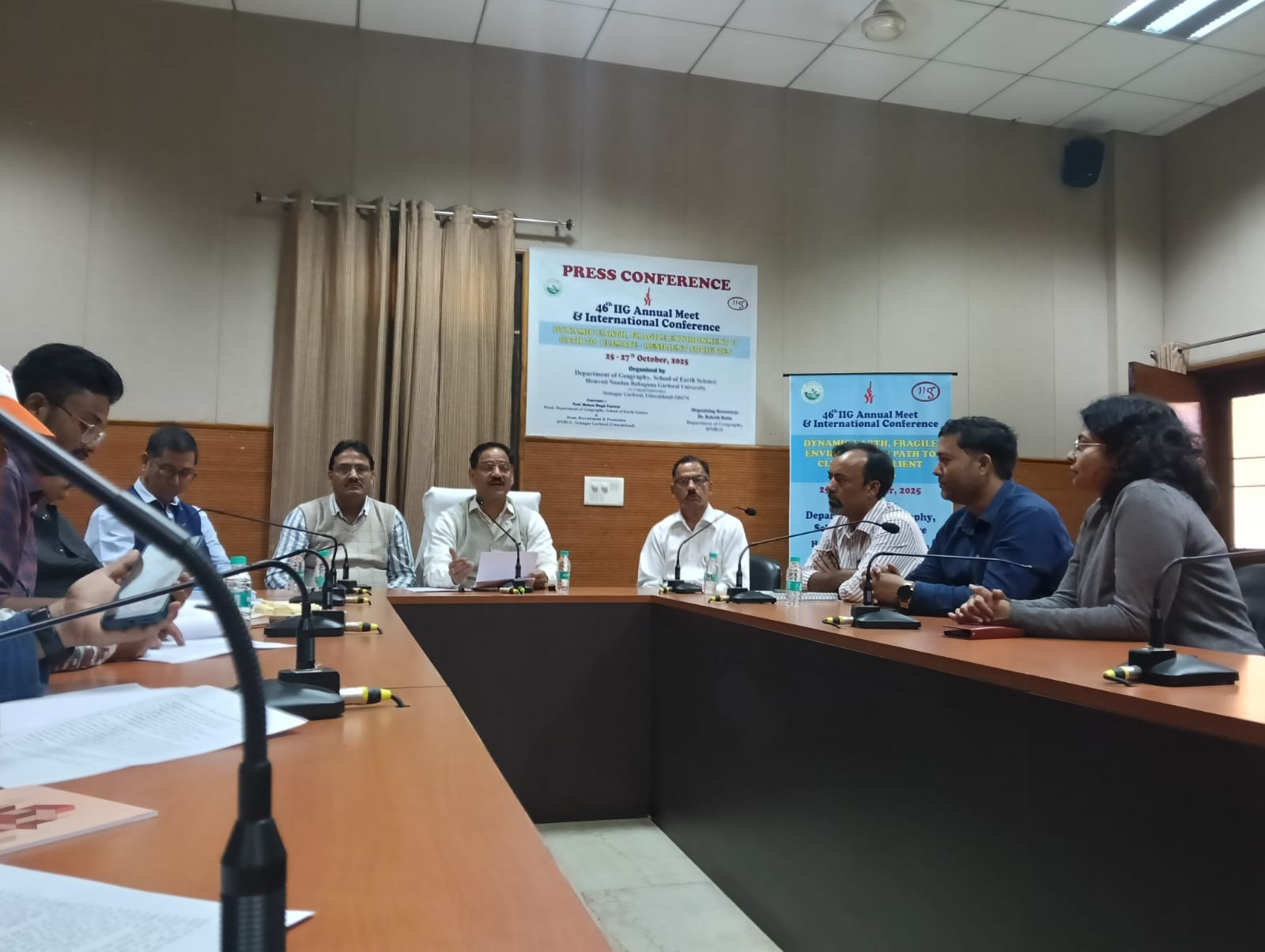 हेमवती नंदन बहुगुणा गढ़वाल विश्वविद्यालय के भूगोल विभाग द्वारा भारतीय भूगोलवेत्ताओं के संस्थान (आईआईजी) का 46वाँ वार्षिक अधिवेशन एवं डायनेमिक अर्थ, फैजाइल एनवायरनमेंट एंड पाथ टू क्लाइमट रिज़िलिएँट सॉसायटी विषय पर अंतरराष्ट्रीय सम्मेलन का शुभारंभ कल (आज) शुरू होगा।