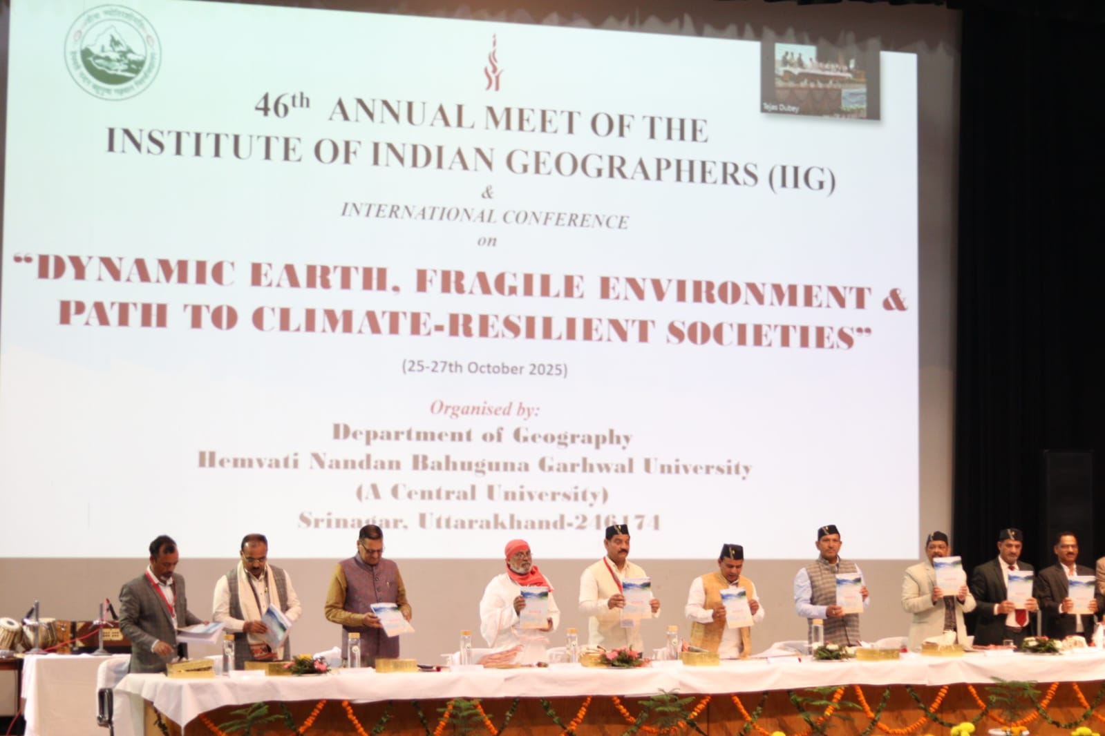 हेमवती नंदन बहुगुणा गढ़वाल विश्वविद्यालय के भूगोल विभाग द्वारा भारतीय भूगोलवेत्ताओं के संस्थान (आईआईजी) का 46वाँ वार्षिक अधिवेशन एवं डायनेमिक अर्थ, फैजाइल एनवायरनमेंट एंड पाथ टू क्लाइमट रिज़िलिएँट सॉसायटी विषय पर अंतरराष्ट्रीय सम्मेलन का शनिवार को शुभारंभ हुआ।