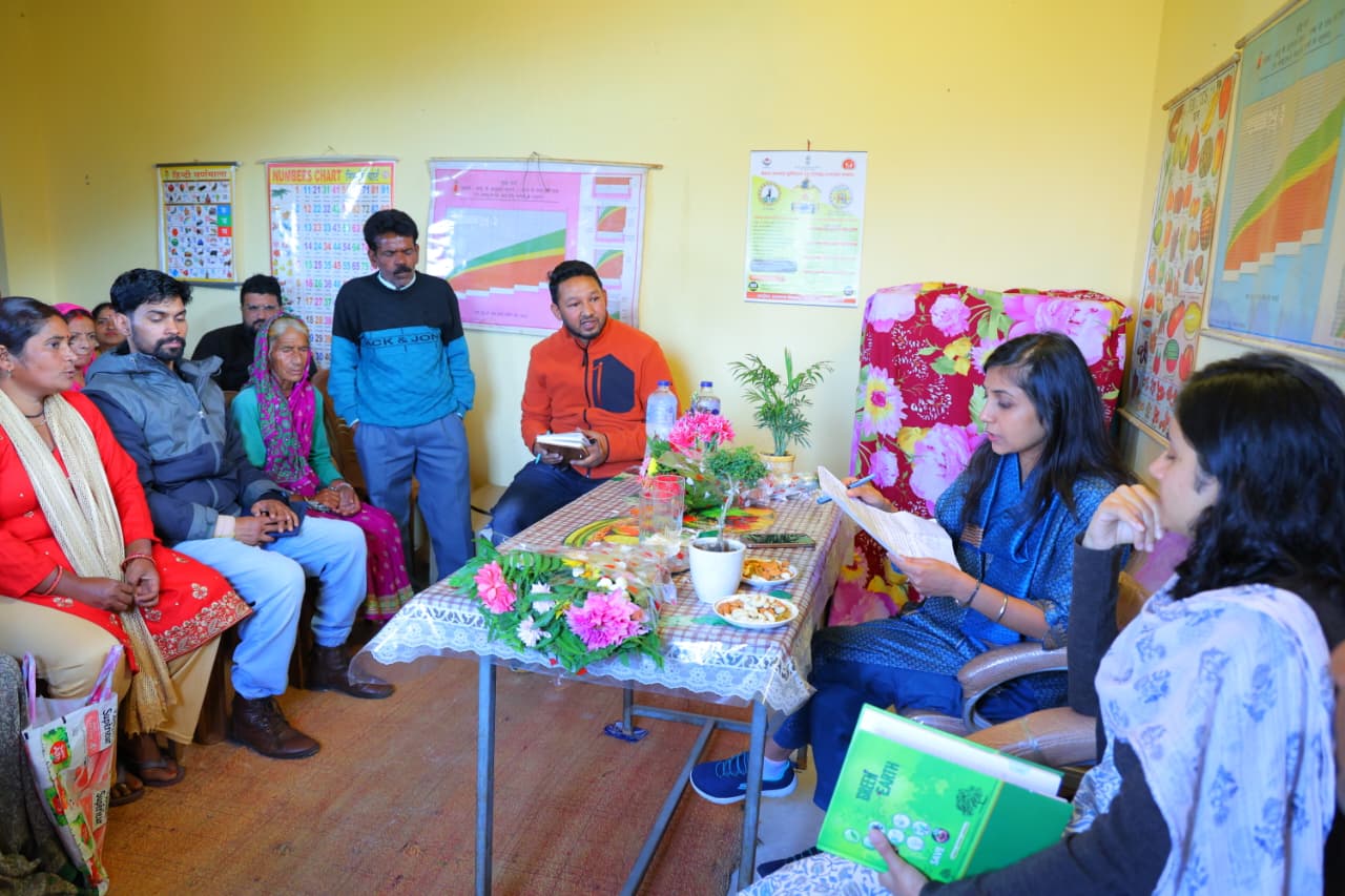 जिलाधिकारी ने चरधार विद्यालय में शिक्षण व्यवस्था, मिड-डे मील और स्वच्छता की स्थिति का लिया जायज़ा