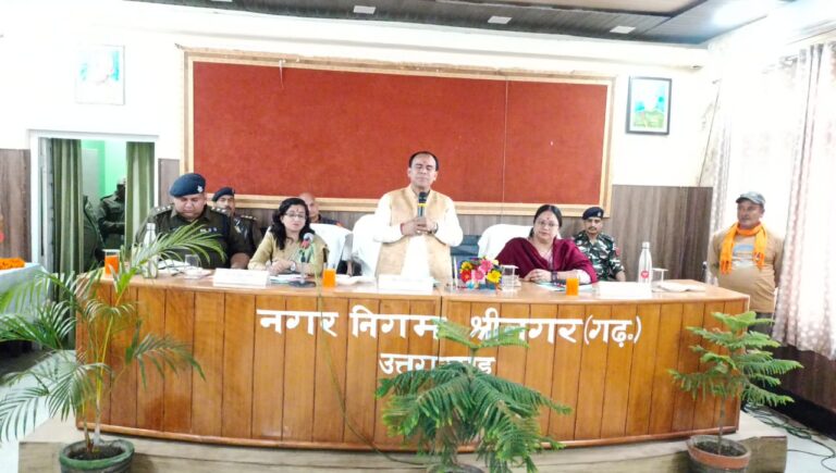 कैबिनेट मंत्री एवं स्थानीय विधायक डॉ. धन सिंह रावत ने शुक्रवार को श्रीनगर स्थित नगर निगम में आगामी 4 से 13 नवंबर तक आयोजित होने वाले बैकुंठ चतुर्दशी मेले की तैयारियों की समीक्षा बैठक ली। बैठक में मंत्री ने विभागों को आपसी समन्वय के साथ कार्य करते हुए मेले को भव्य, सुरक्षित और आकर्षक बनाने के निर्देश दिये।