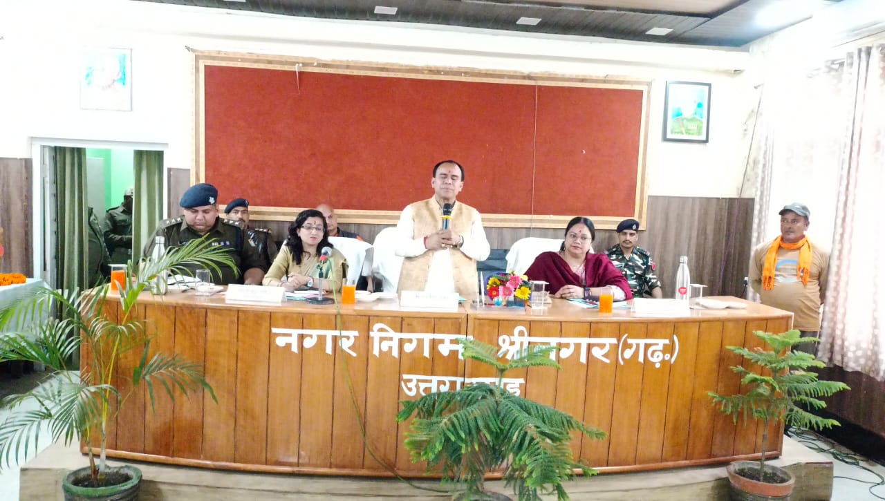 कैबिनेट मंत्री एवं स्थानीय विधायक डॉ. धन सिंह रावत ने शुक्रवार को श्रीनगर स्थित नगर निगम में आगामी 4 से 13 नवंबर तक आयोजित होने वाले बैकुंठ चतुर्दशी मेले की तैयारियों की समीक्षा बैठक ली। बैठक में मंत्री ने विभागों को आपसी समन्वय के साथ कार्य करते हुए मेले को भव्य, सुरक्षित और आकर्षक बनाने के निर्देश दिये।