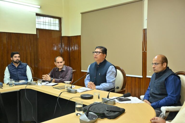 श्रीनगर मेडिकल कॉलेज में स्वास्थ्यकर्मियों को दिया जा रहा मनोसामाजिक सहायता का प्रशिक्षण