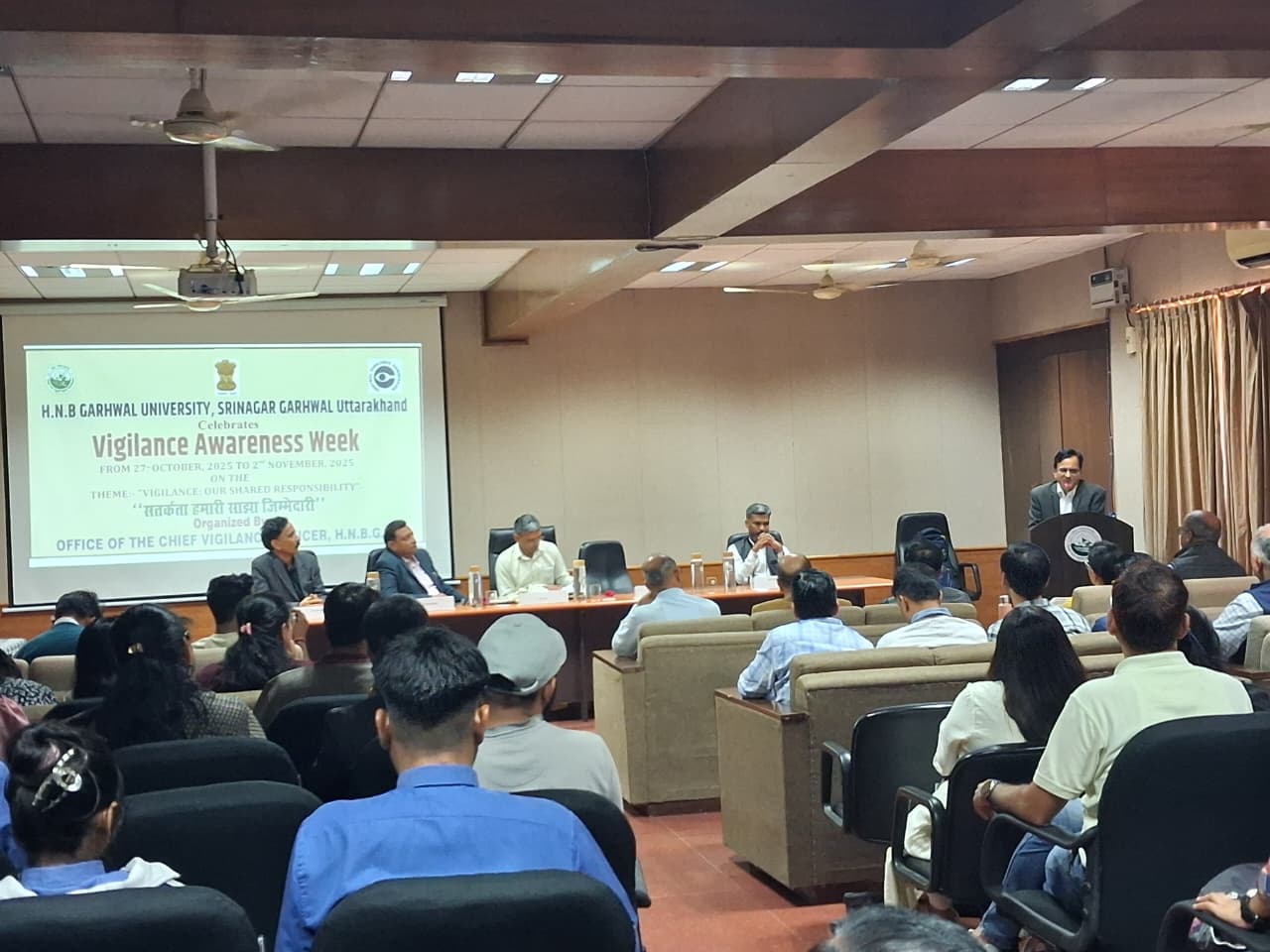 केंद्रीय सतर्कता आयोग के आवाहन पर सतर्कता जागरूकता सप्ताह के समापन कार्यक्रम मैं आज हेमवती नंदन बहुगुणा गढ़वाल विश्वविद्यालय में एक विशेष कार्यक्रम का आयोजन किया गया।