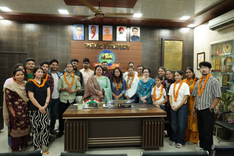 नगर निगम श्रीनगर गढ़वाल में आज ‘श्रीनगर के सितारे – टैलेंट हंट 2025’ के फाइनलिस्ट प्रतिभागियों का भव्य स्वागत किया गया। इस अवसर पर महापौर आरती भंडारी ने सभी प्रतिभागियों को बधाई देते हुए कहा कि “श्रीनगर की धरती सदैव से प्रतिभाओं से समृद्ध रही है। यह मंच न सिर्फ बच्चों को अपनी कला दिखाने का अवसर देगा, बल्कि श्रीनगर के हुनर को नई पहचान भी दिलाएगा।”